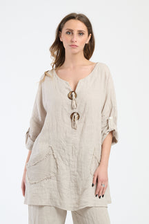 Completo beige naturale, top ampio con tasche e bottoni, comfort rustico per il weekend.