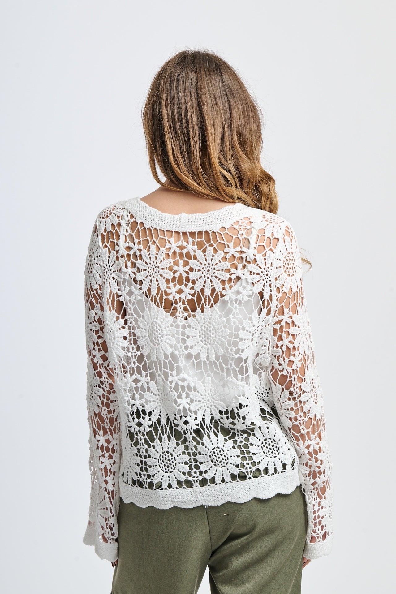 Copricamisola bianca a uncinetto stile bohemien con trama aperta