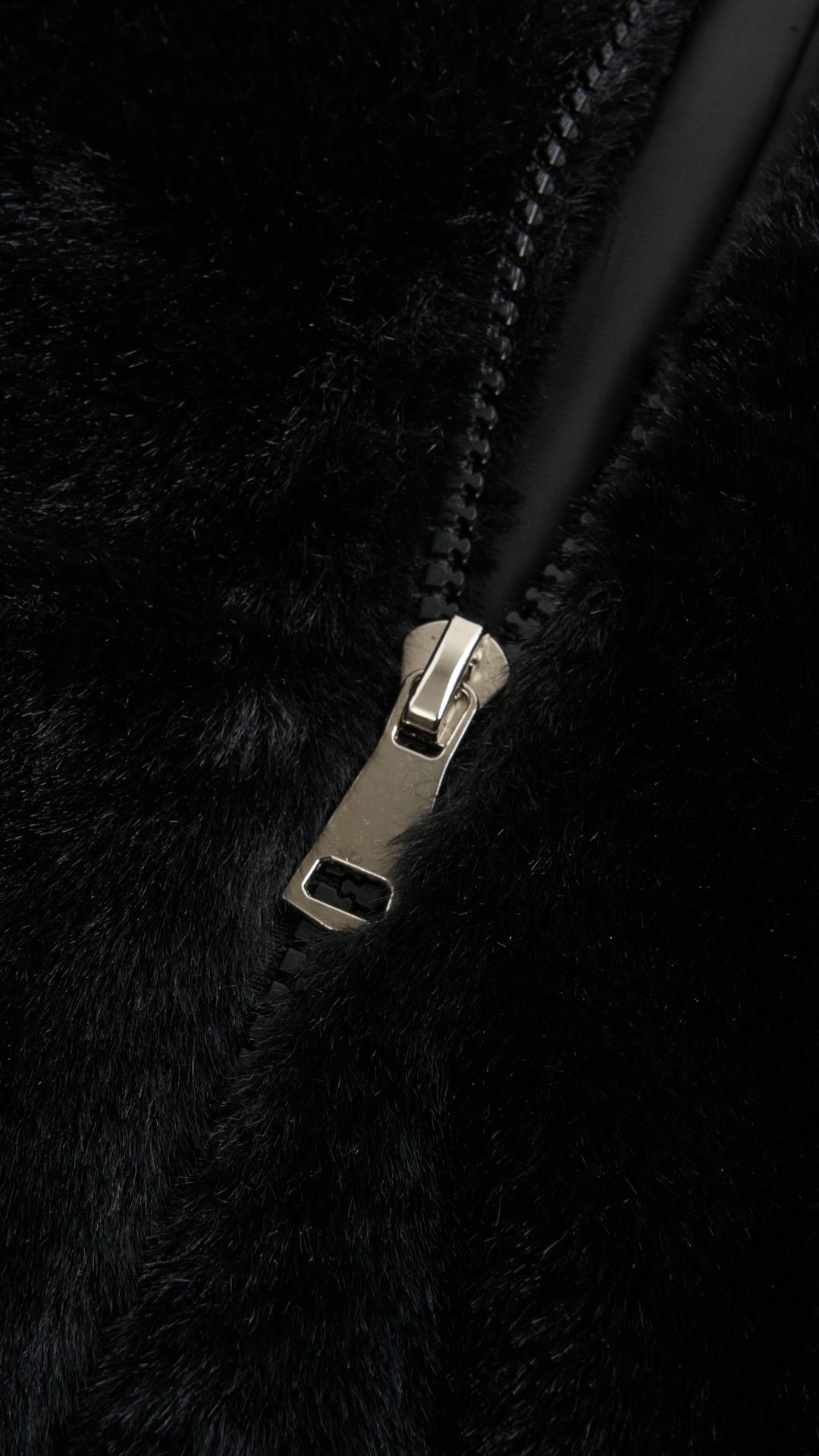 Giacca con cappuccio in peluche sintetica con zip e coulisse