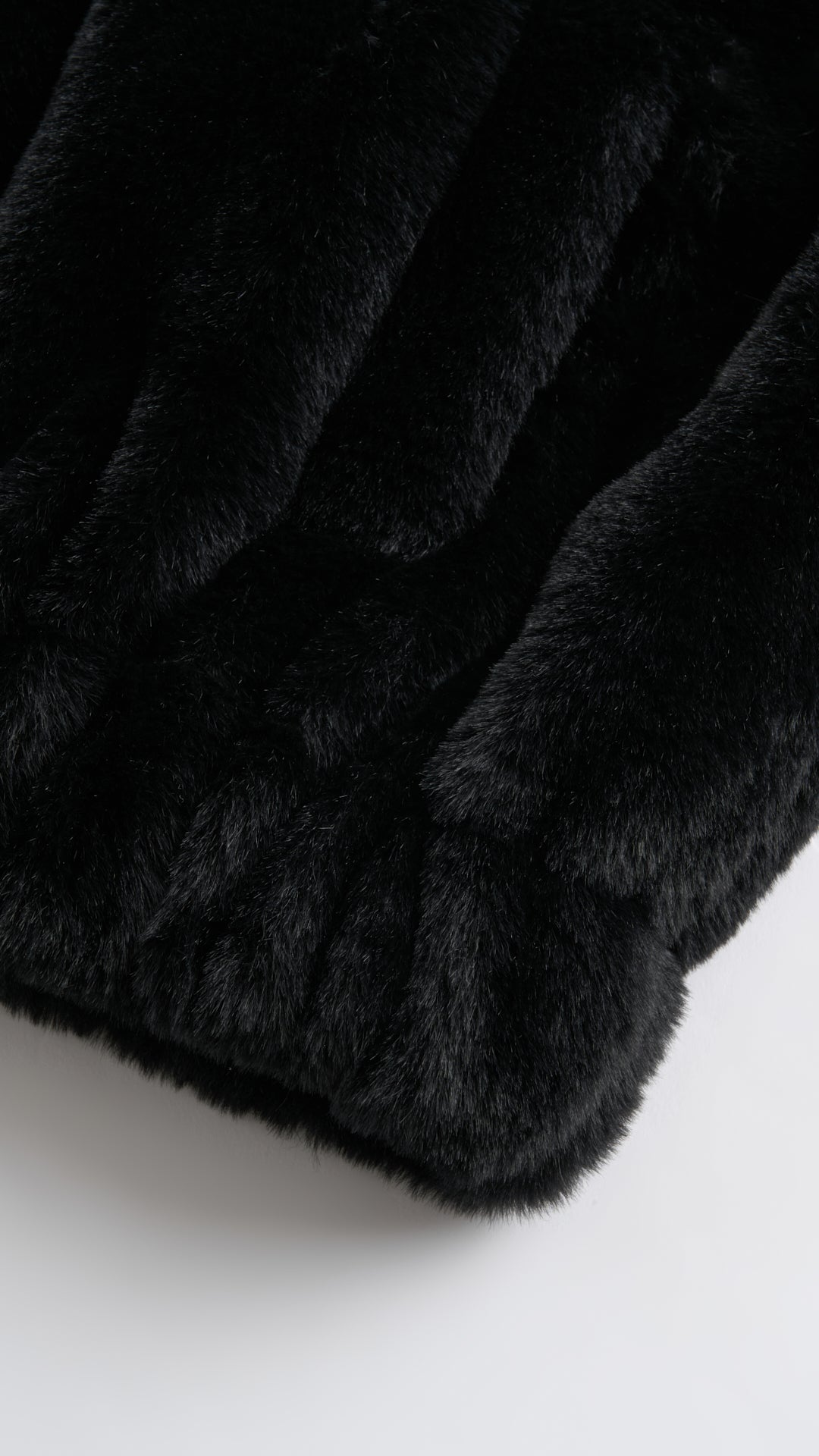 Giacca con cappuccio in peluche sintetica con zip e coulisse