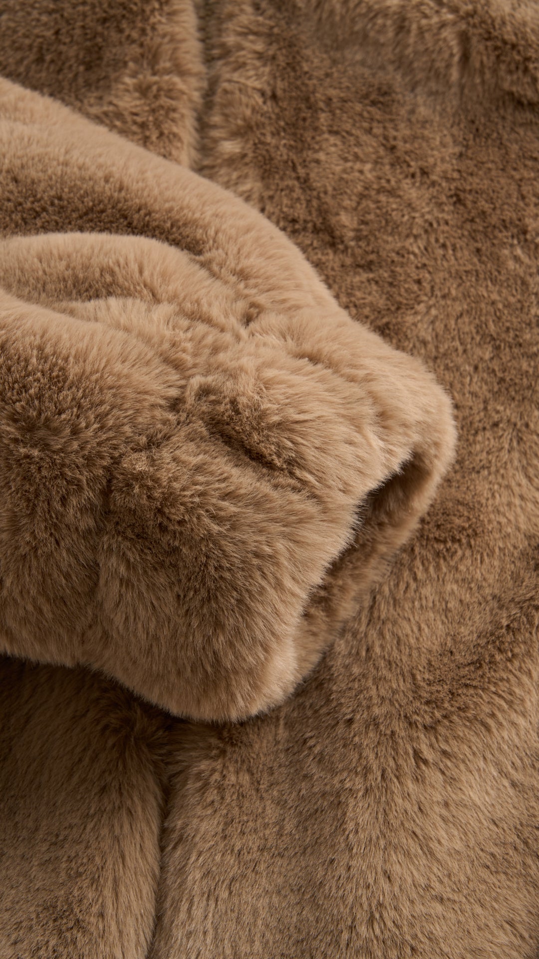 Giacca con cappuccio in peluche sintetica con zip e coulisse