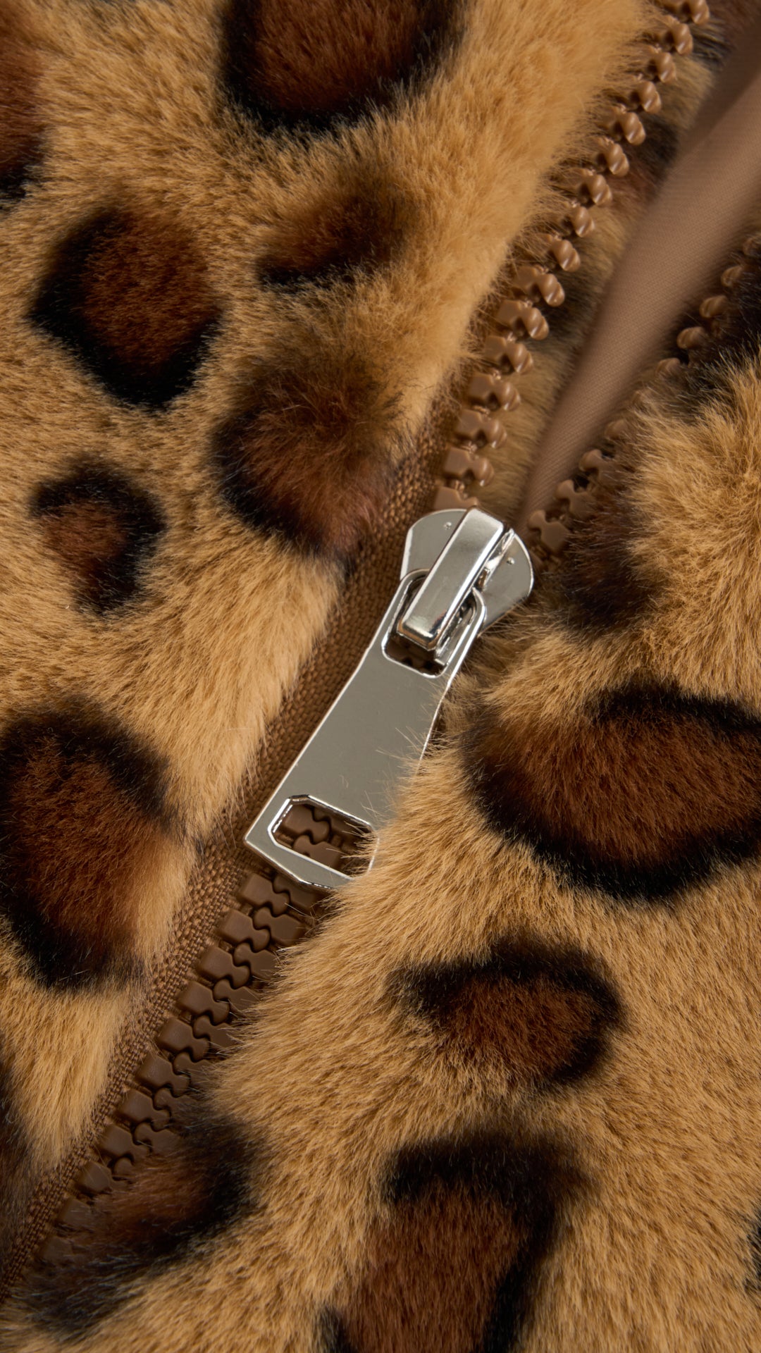 Giacca con cappuccio in peluche sintetica con zip e coulisse