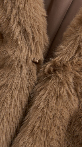 Giacca cropped in pelliccia sintetica con colletto a revers