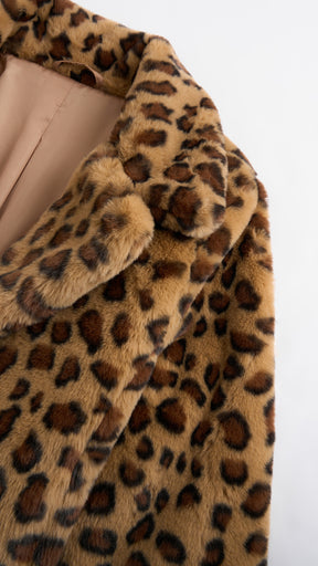 Giacca cropped in pelliccia sintetica con colletto a revers