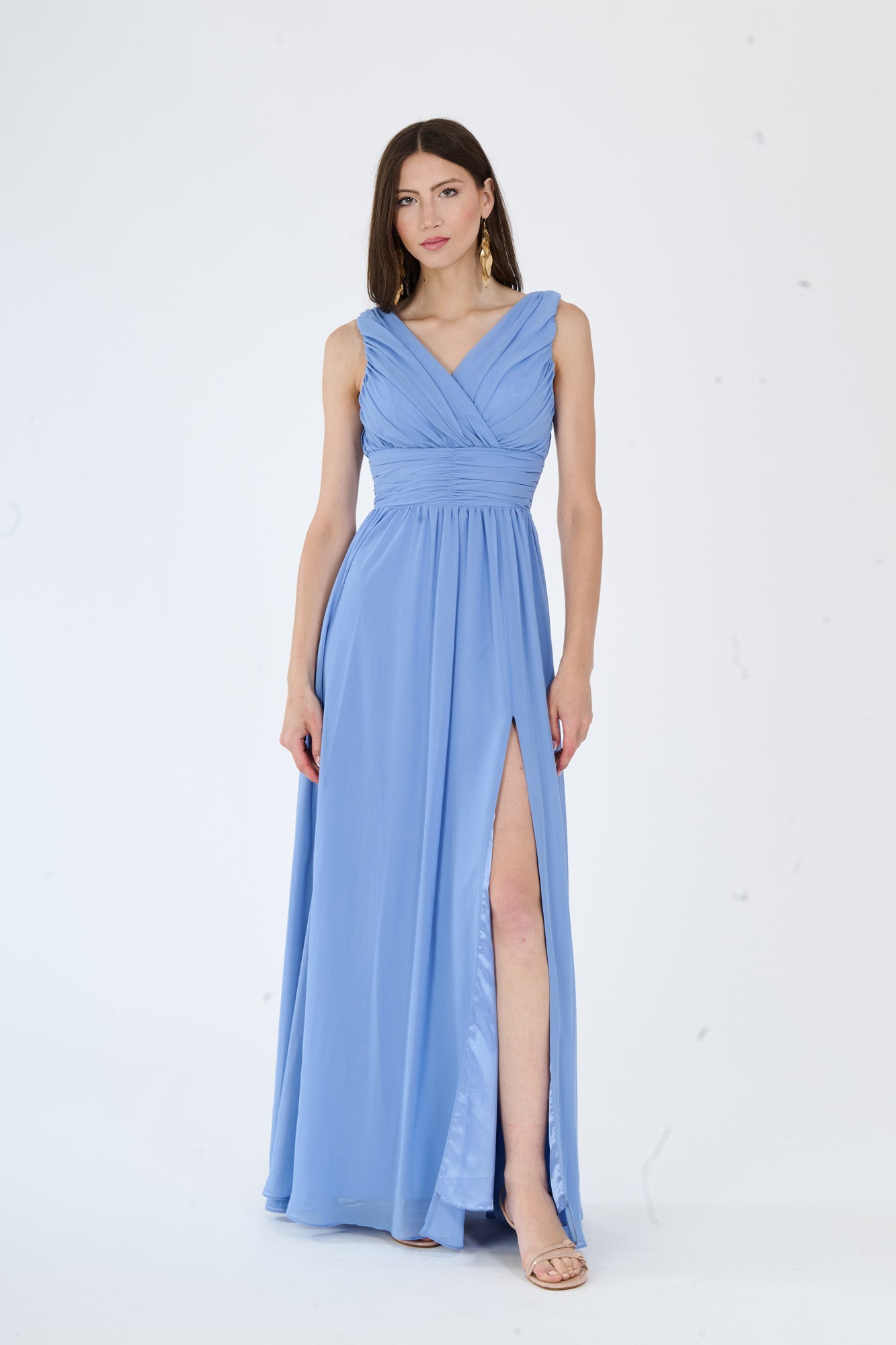 Donna con abito lungo Jeans, scollatura a V, spalline nude e slit laterale