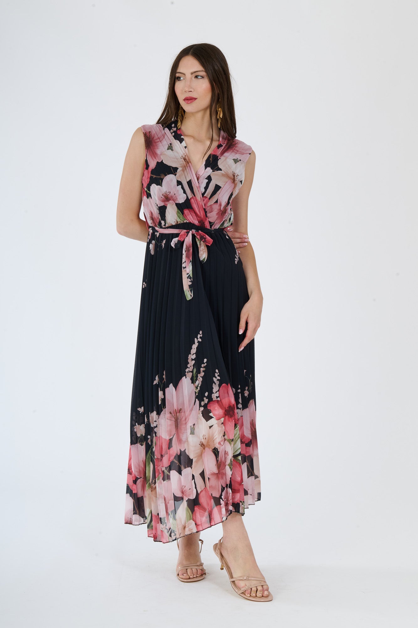 Donna con abito lungo Nero a fiori, scollatura a V, senza maniche e fascia vita