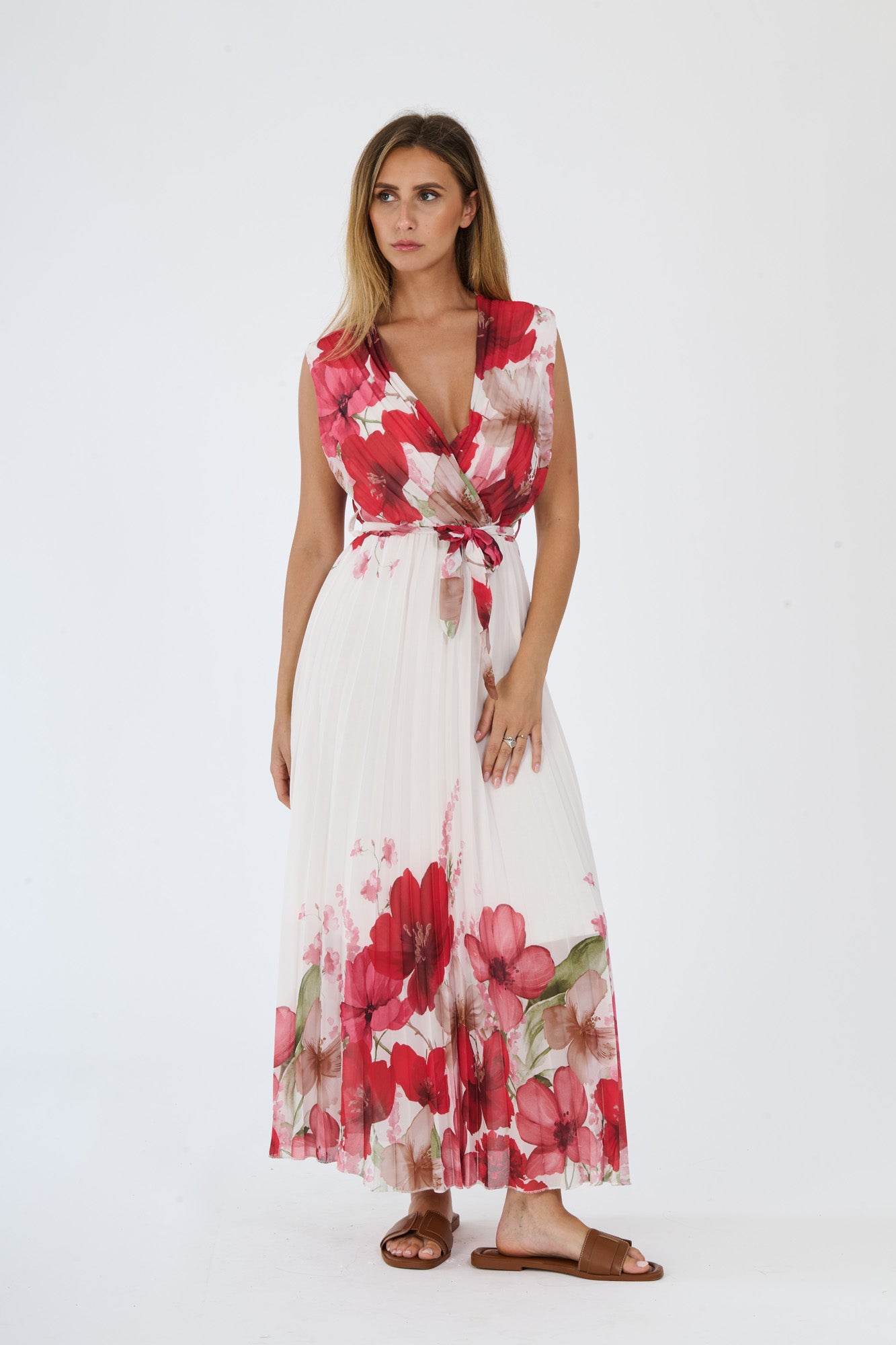 Donna con abito lungo Rosso a fiori, scollatura a V, senza maniche e fascia vita
