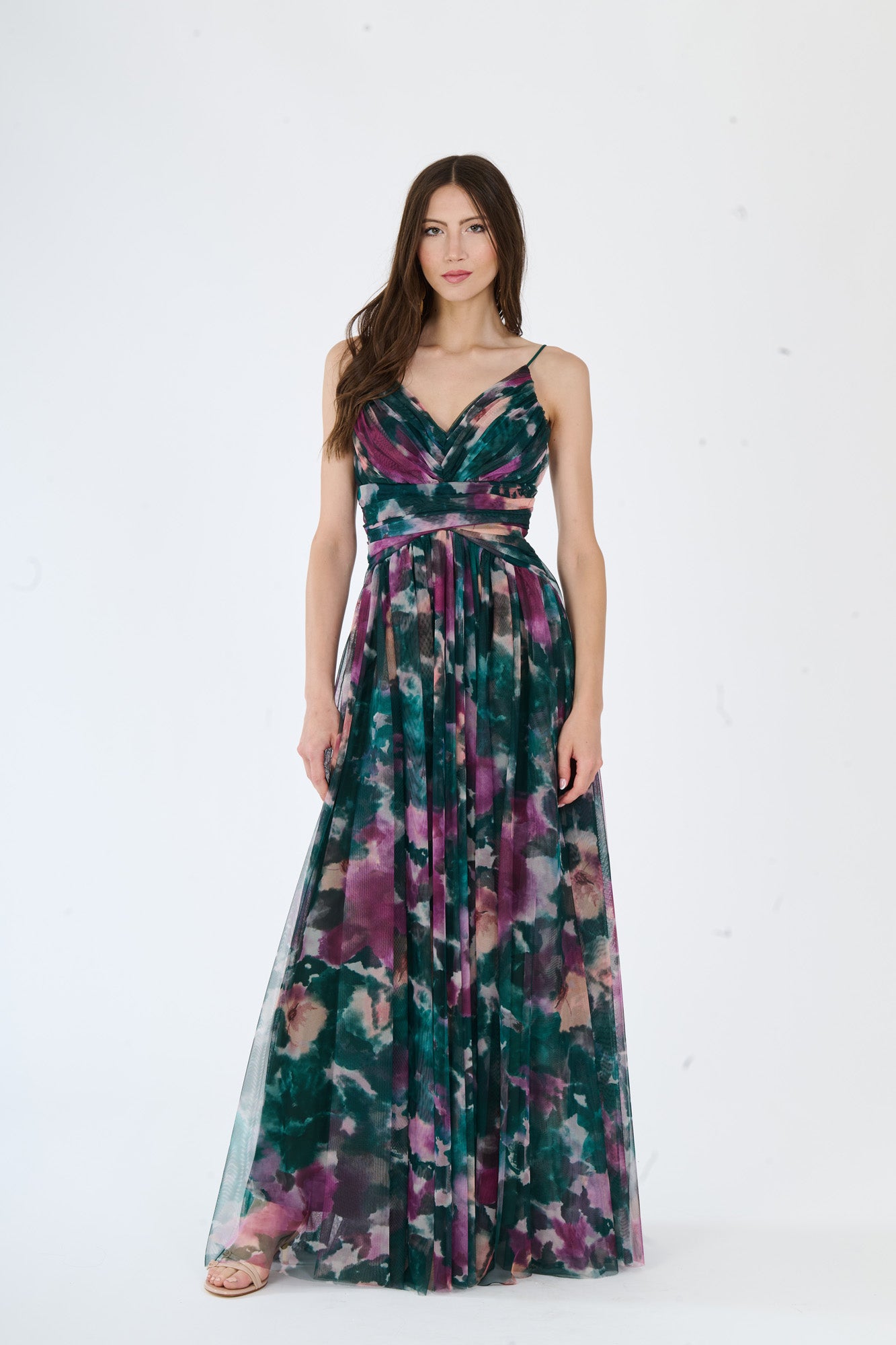 Donna con abito lungo verde scuro a spalline sottili, stampa sfumata e slit laterale