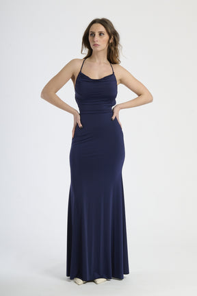 Donna con abito navy a spalline sottili, eleganza classica e impatto visivo intenso.