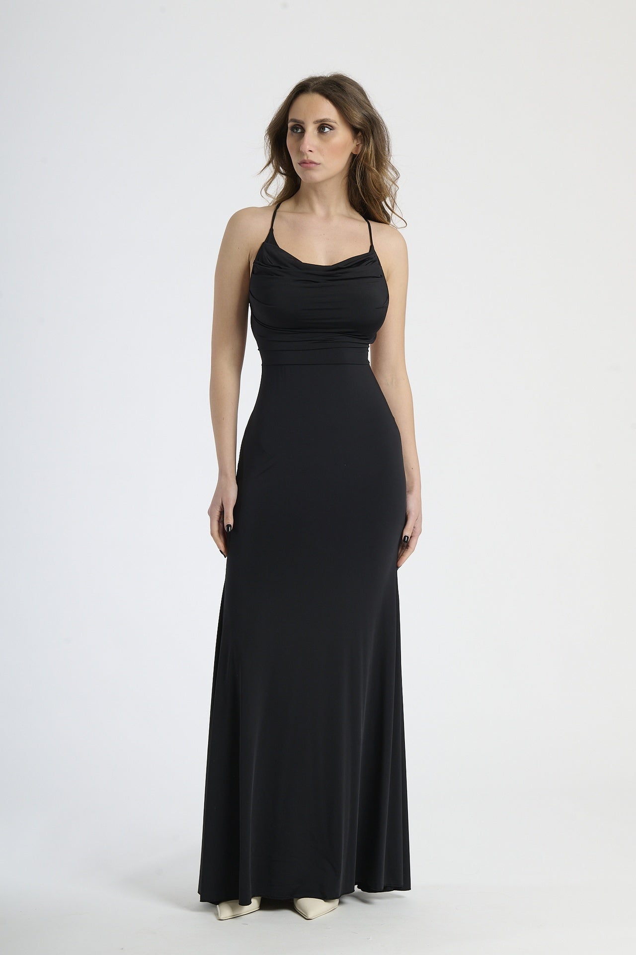 Donna con abito navy a spalline sottili, eleganza classica e impatto visivo intenso.