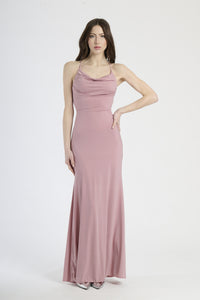 Donna con abito rosa antico a spalline sottili, romanticismo e charme vintage.