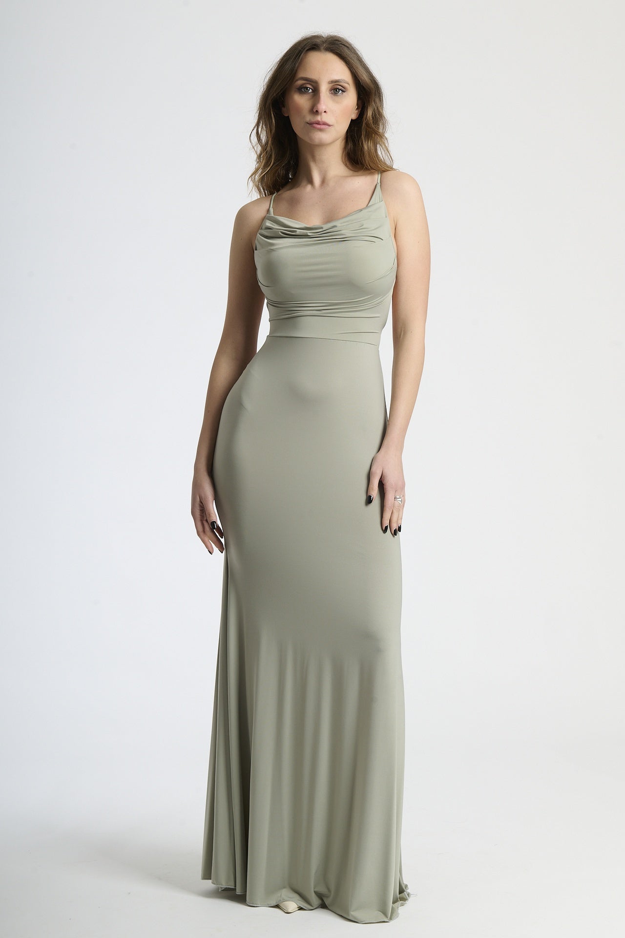 Donna con abito salvia a spalline sottili, tranquillità naturale ed eleganza rinfrescante.