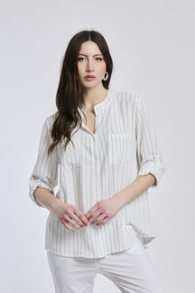 Donna con camicia bianca a bottoni, collo a V, maniche 3/4, stile pulito e elegante