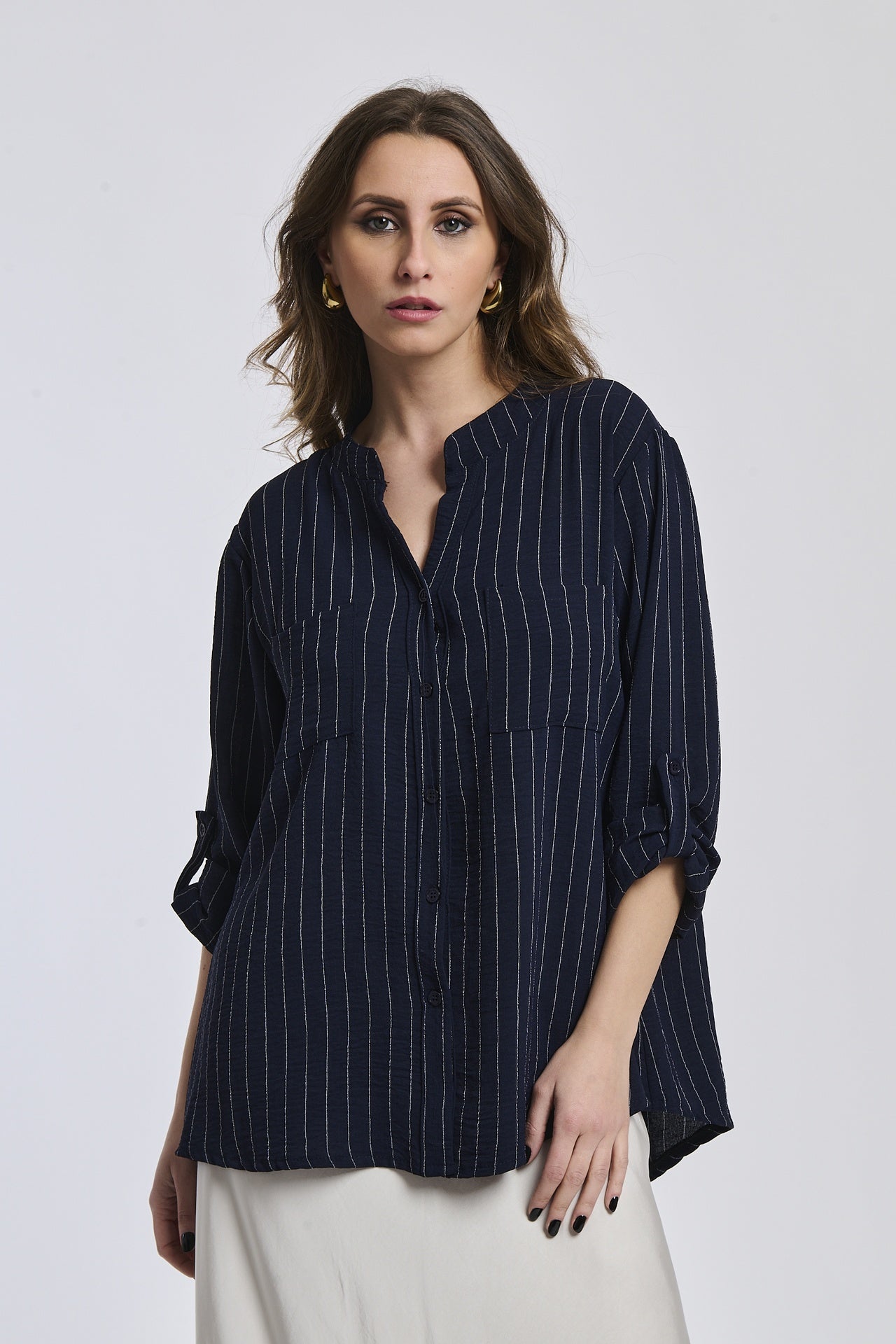 Donna con camicia navy a bottoni, collo rotondo, maniche lunghe rimboccate