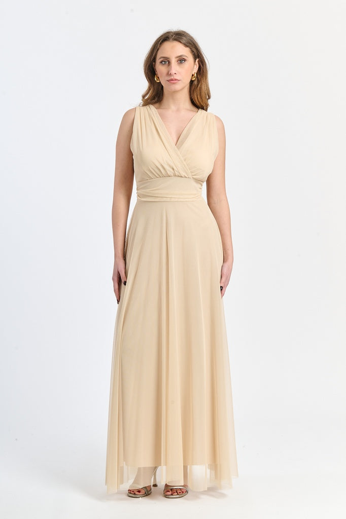 Elegante abito beige da cerimonia, senza maniche, vita incerata, gonna lunga e fluida.