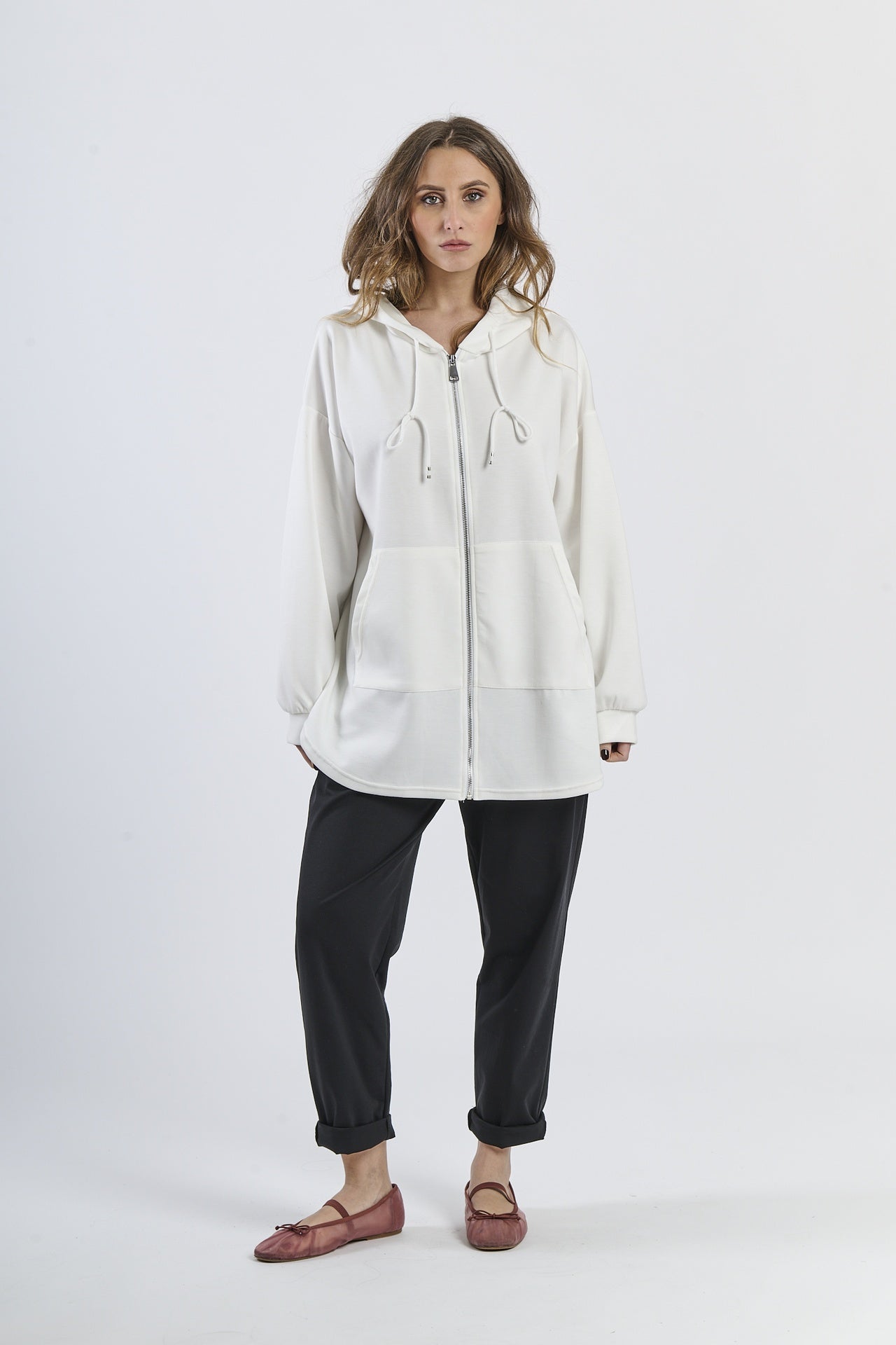Felpa con cappuccio bianca, zip frontale, taglio oversize, stile pulito