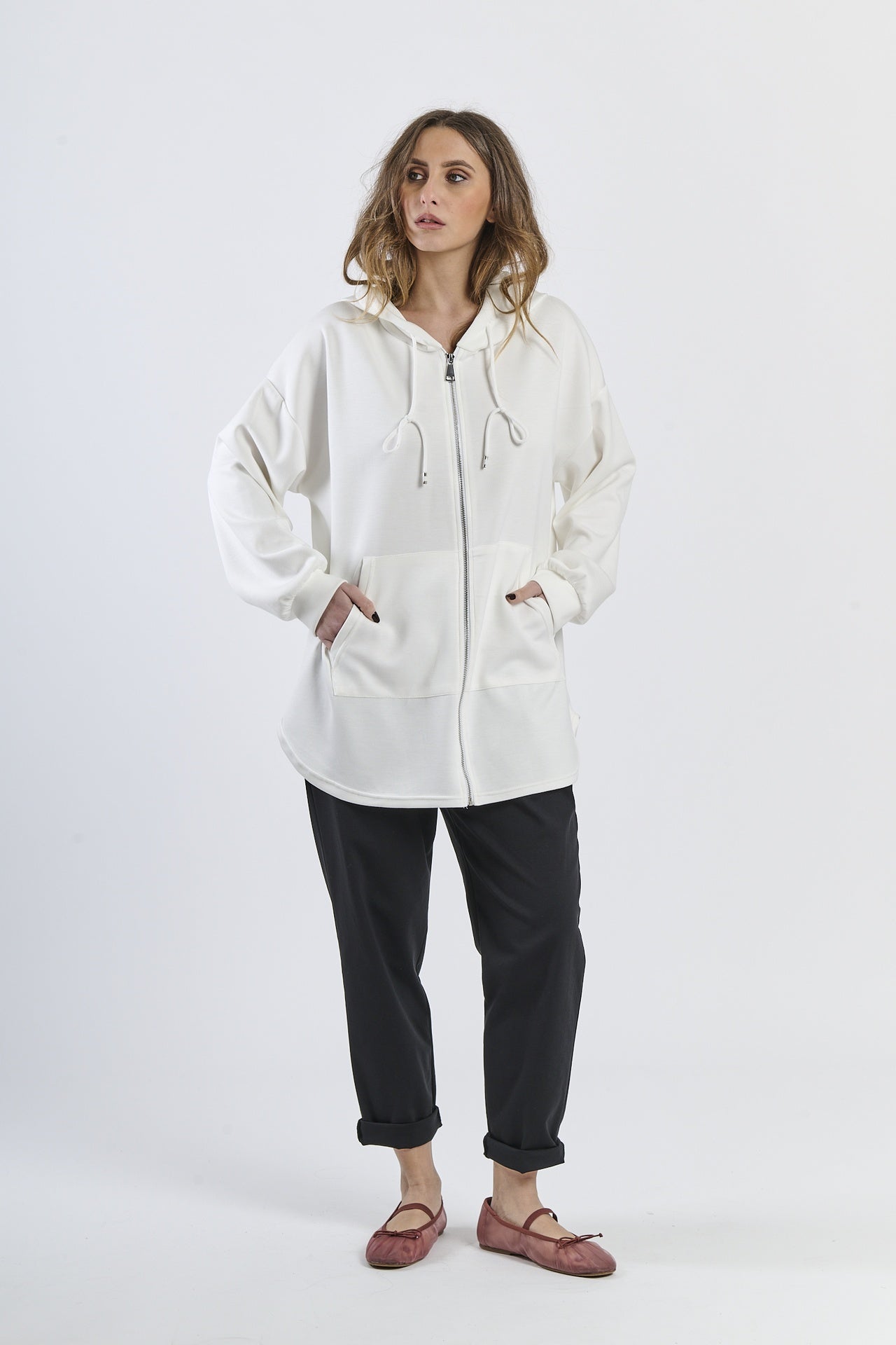 Felpa oversize bianca, cappuccio con lacci, abbigliamento fresco, atmosfera rinfrescante