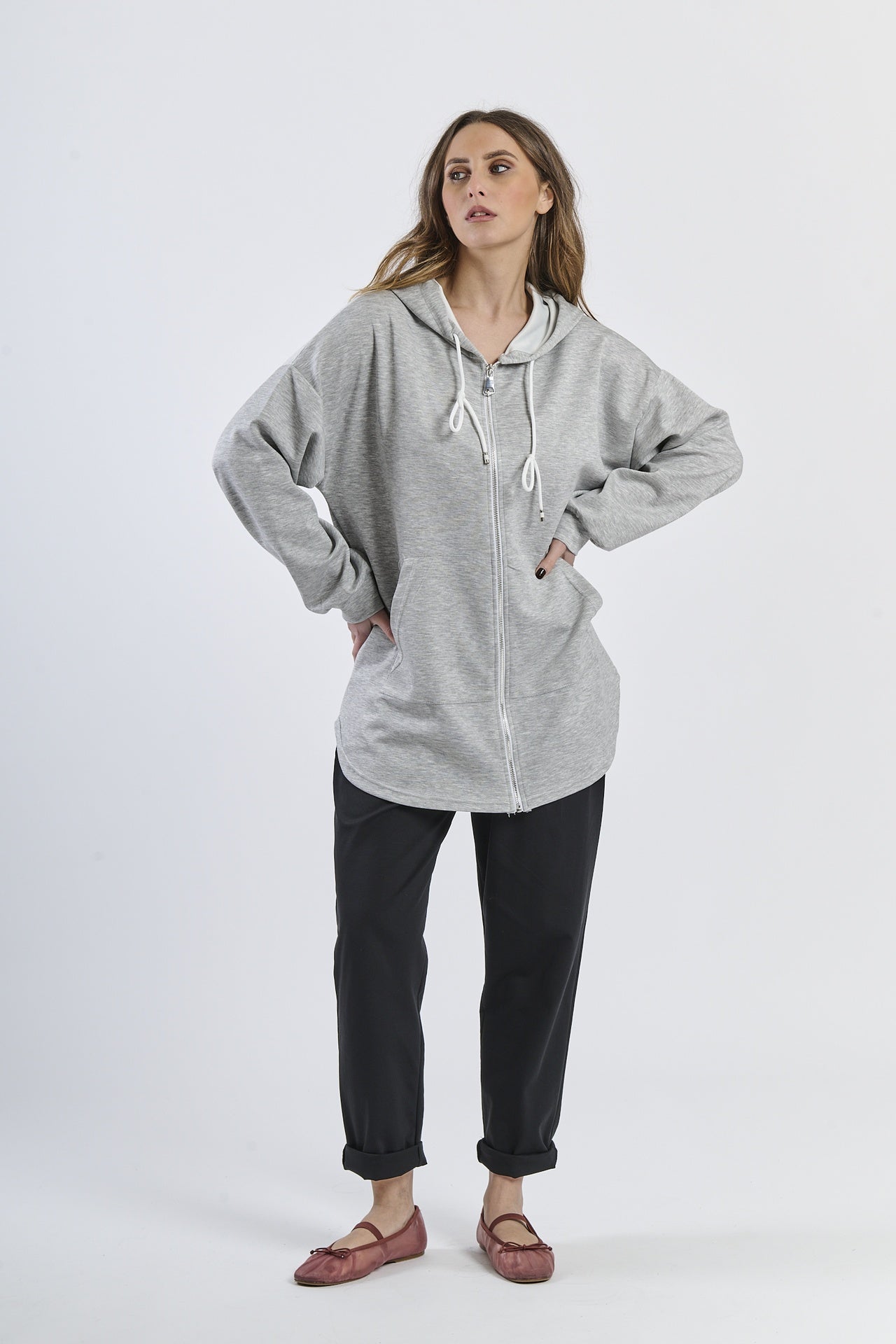 Felpa oversize grigia, cappuccio con lacci, abbigliamento rinfrescante, atmosfera minimal