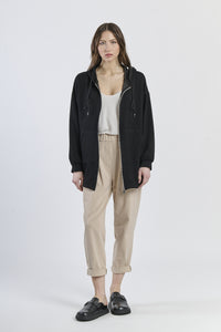 Felpa oversize nera, cappuccio con lacci, abbigliamento intenso, atmosfera elegante