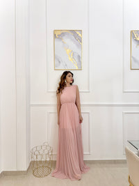 Figura in abito lungo rosa elegante, scenario lago e colline verdi