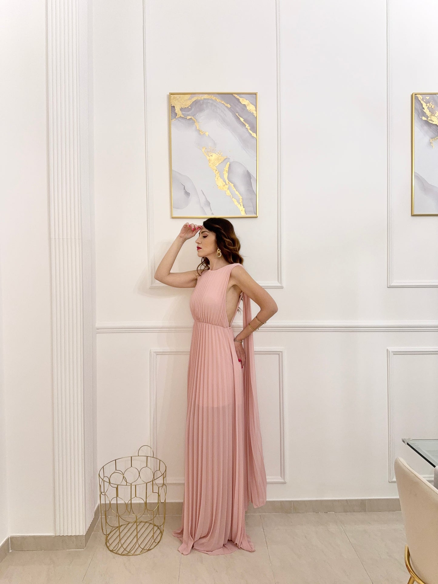 Figura in abito lungo rosa elegante