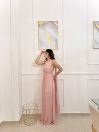 Figura in abito lungo rosa elegante