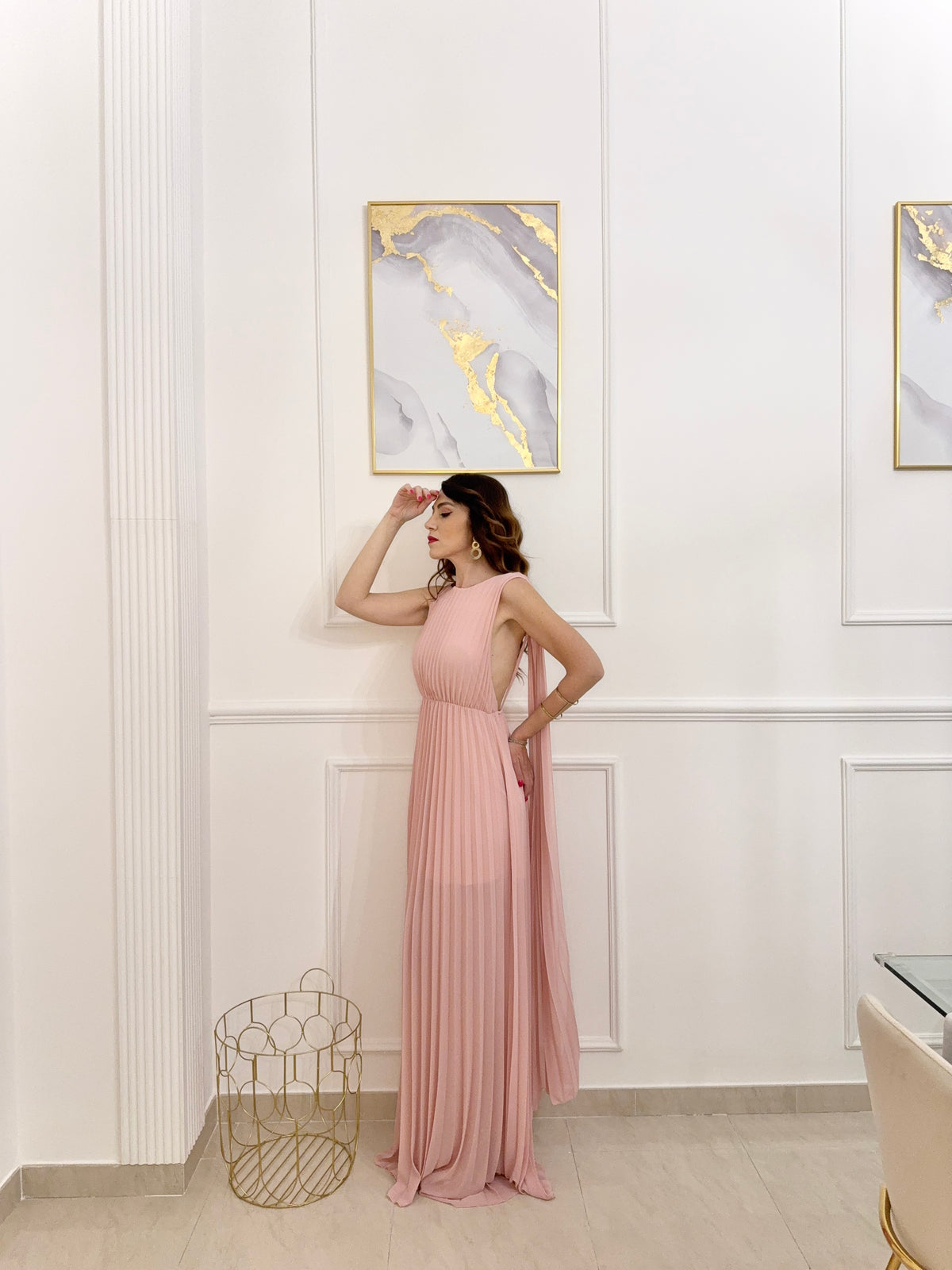 Figura in abito lungo rosa elegante