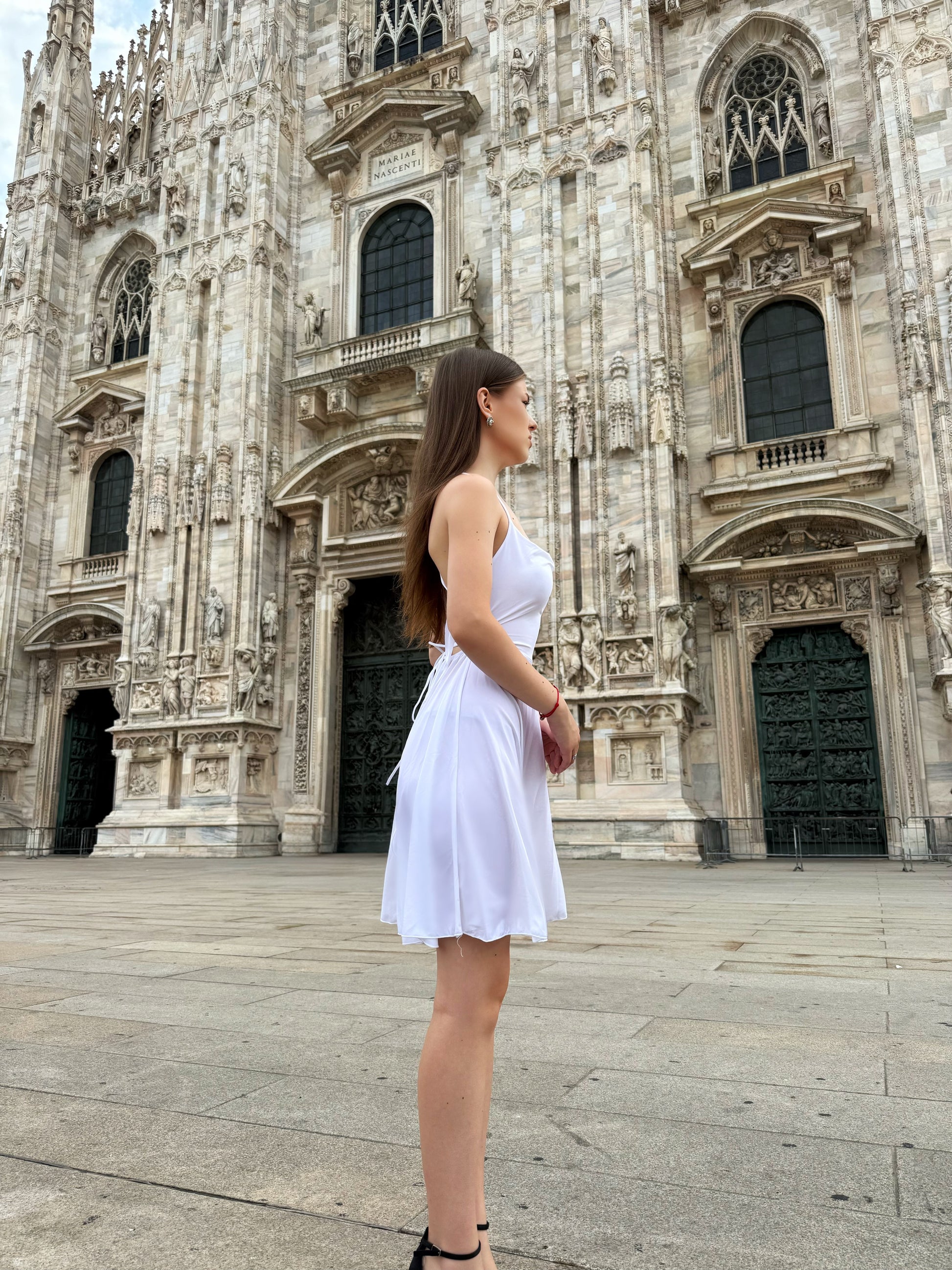 Figura in vestito bianco monopezzo davanti al Duomo
