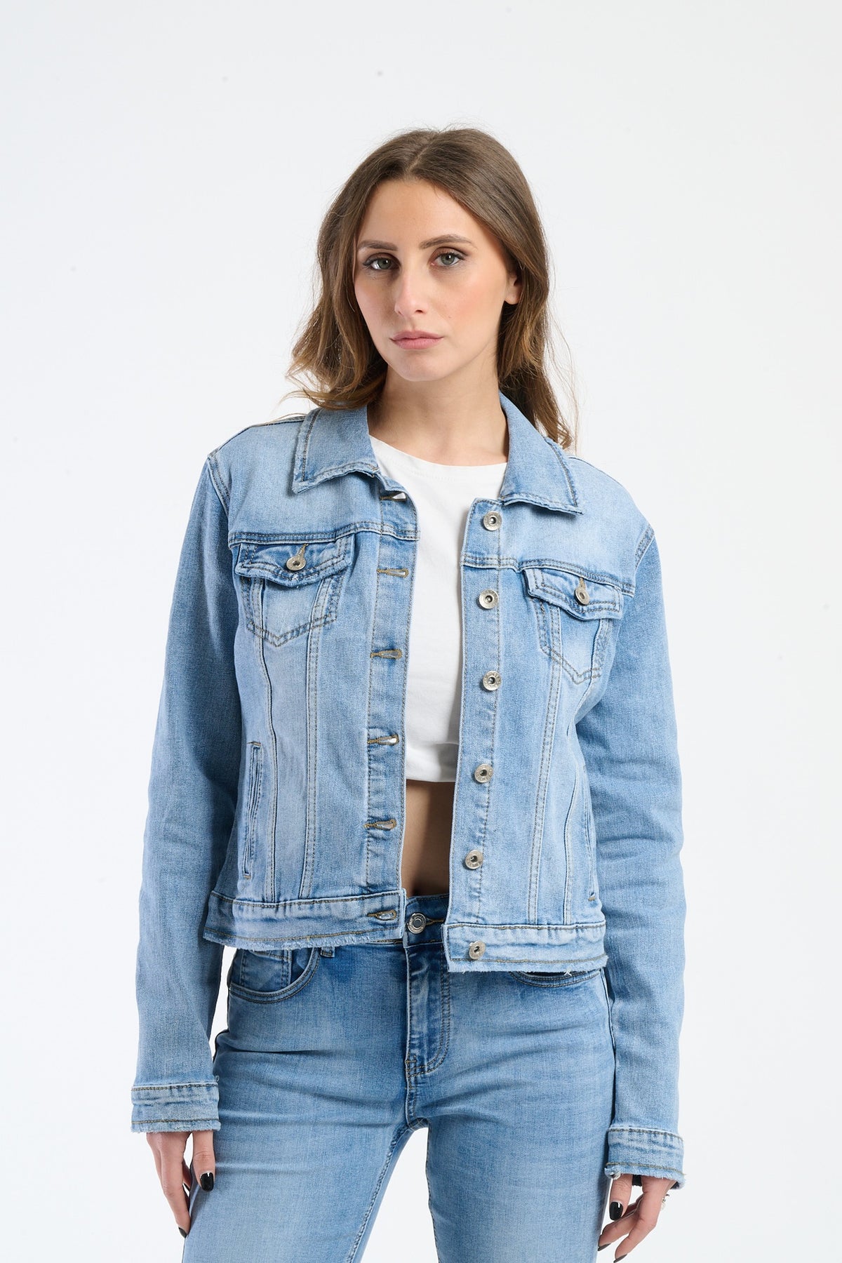 Giacca di jeans azzurro e pantaloni jeans, outfit denim completo e casual.