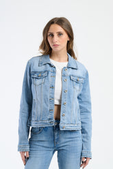 Giacca di jeans azzurro e pantaloni jeans, outfit denim completo e casual.
