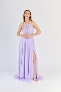 Gown Lilla con scollatura halter, pizzo decorativo e gonna sfarfallante