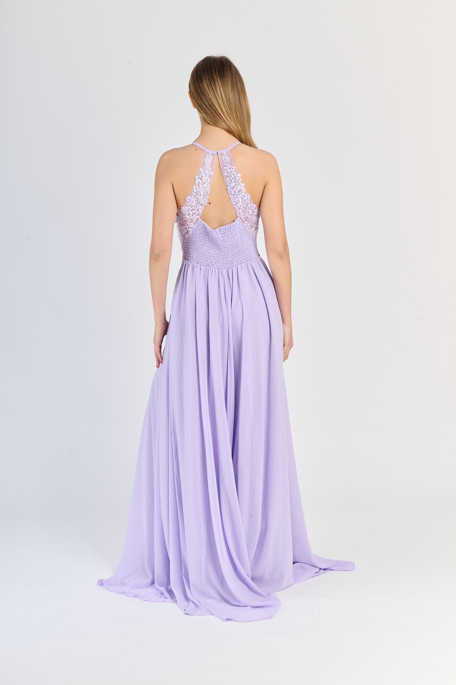Gown Lilla romantico: pizzo sul busto, gonna fluida e slittino suggestivo