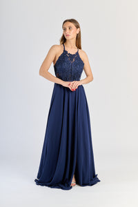 Gown Navy con scollatura halter, pizzo decorativo e gonna sfarfallante