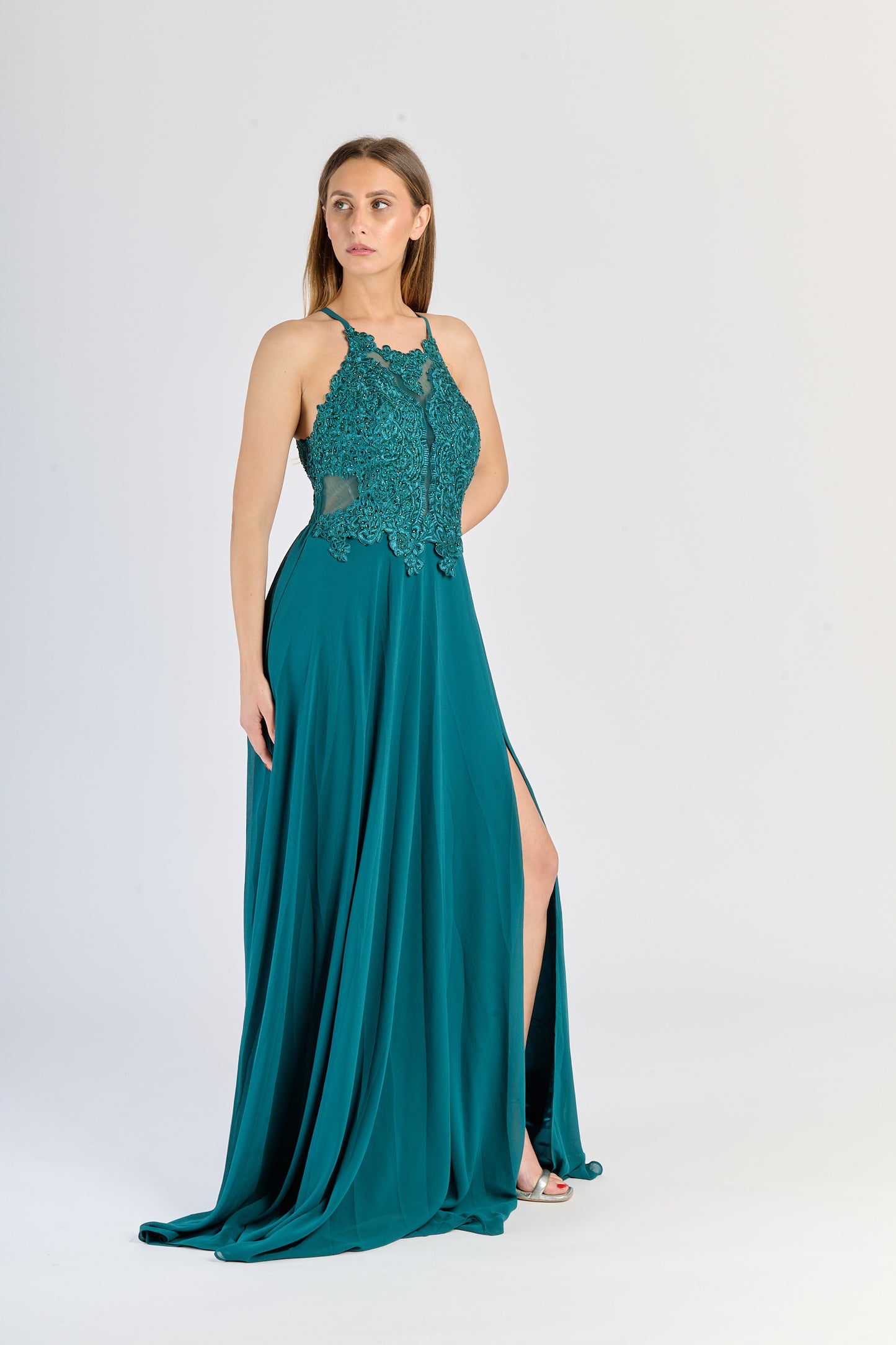 Gown Ottanio rassicurante: pizzo sul busto, gonna fluida e slittino suggestivo