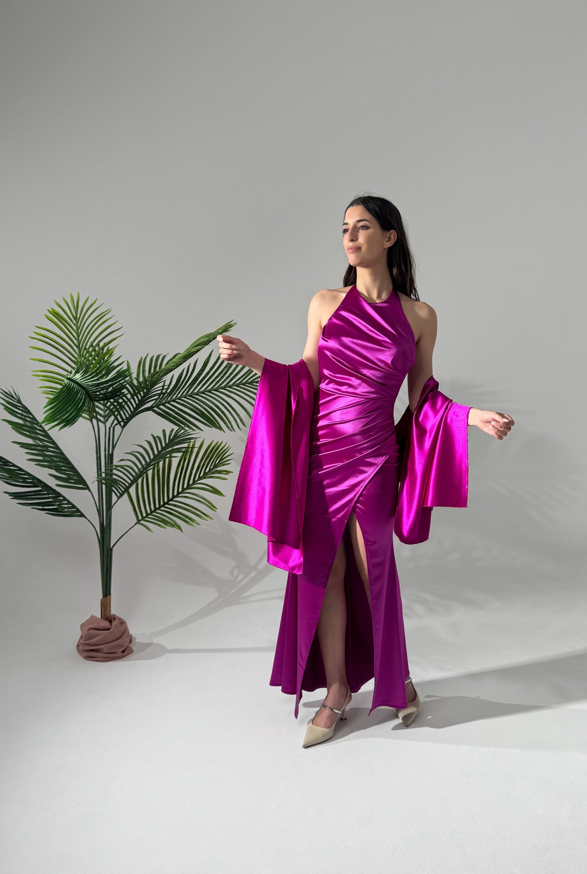 Abito elegante azzurro in fuxia, scollo a collo alto e falda con fessura