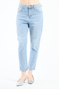 Jeans a cinque tasche in denim scuro, con un taglio classico e resistente.