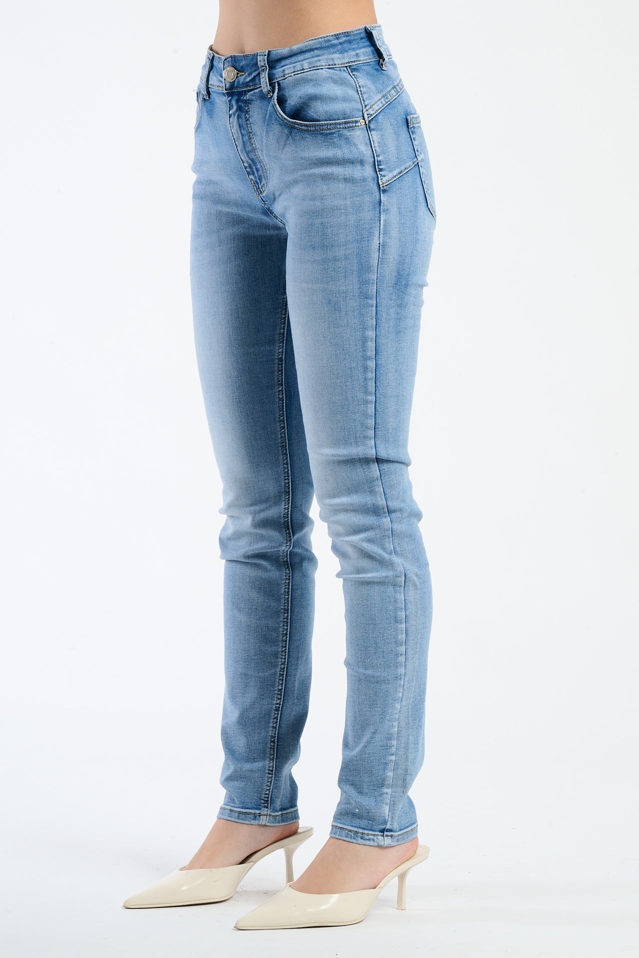 Jeans stretchi con un leggero distretto, che offrono 