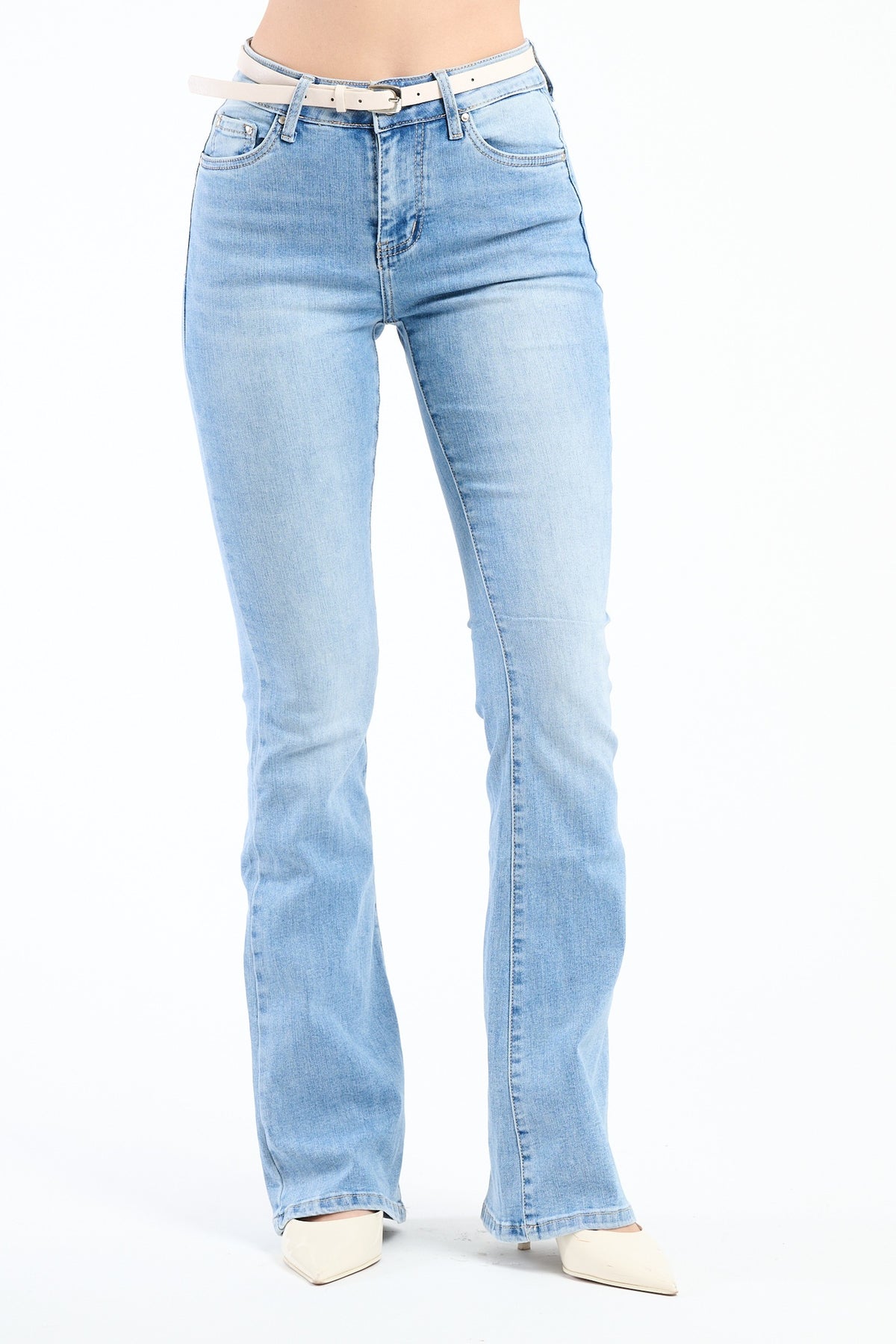 Jeans a gamba dritta di denim leggero, perfetti per l’estate, presentati 