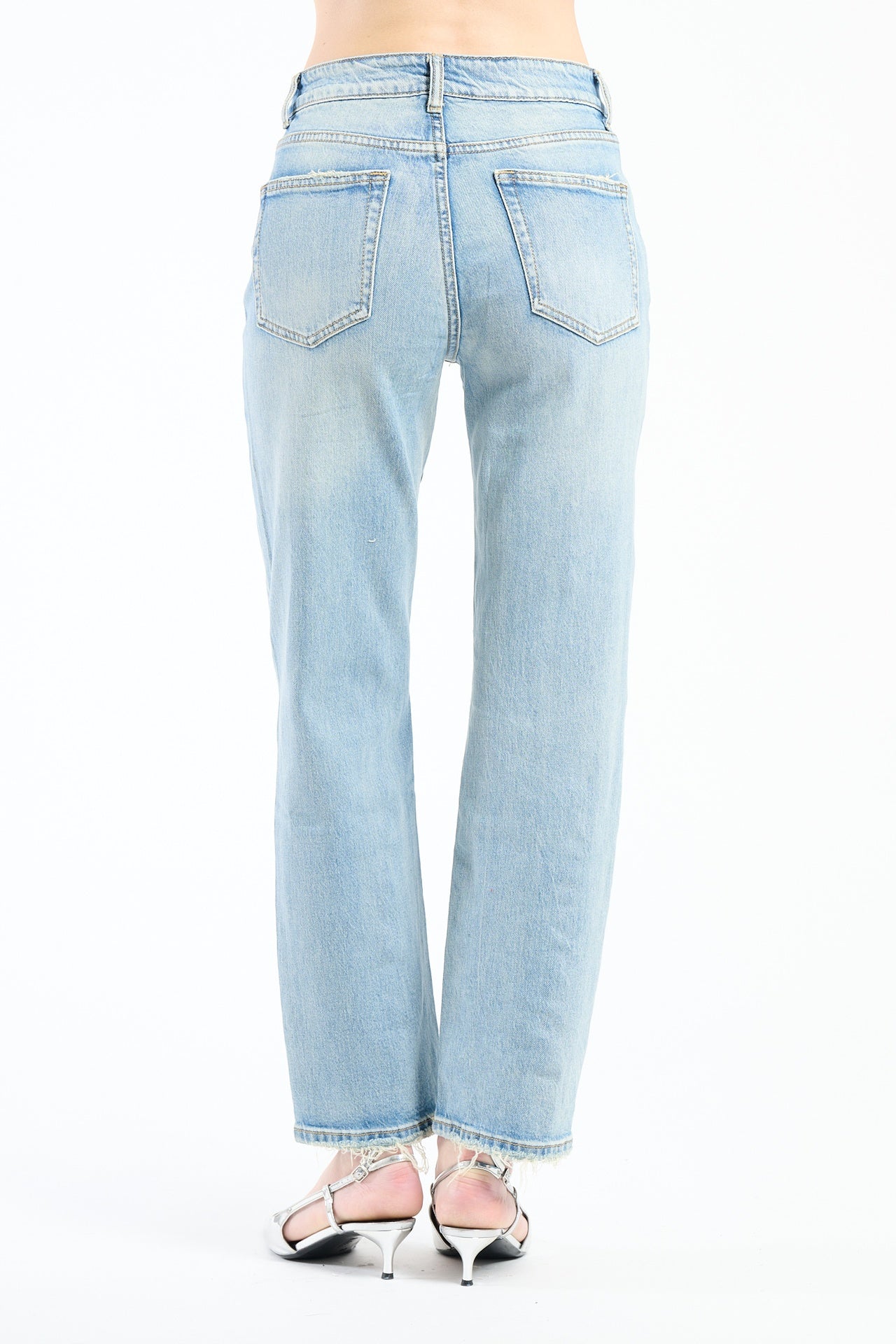 Jeans a gamba dritta con finitura used, perfetti per un look denim classico.