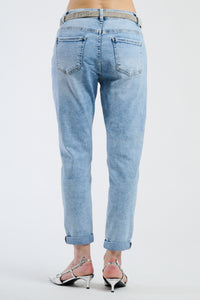 Jeans a gamba dritta con effetto used leggero, visualizzati in un’e - commerce semplice e diretto.