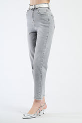 Jeans a gamba retta in un tono blu intenso, adatti per qualsiasi occasione.