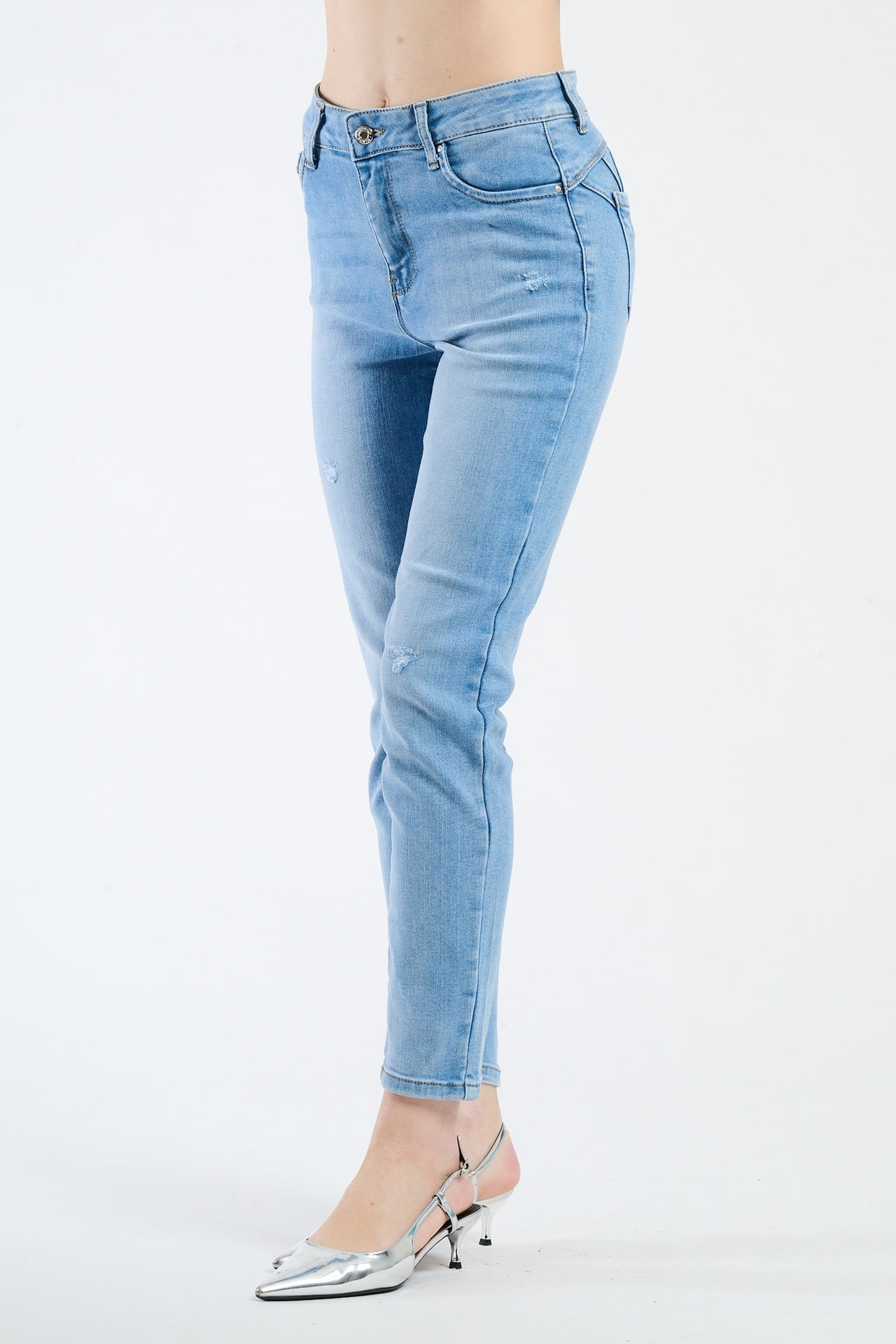 Jeans stretchi con un aspetto liscio e moderno, perfetti per un look contemporaneo.