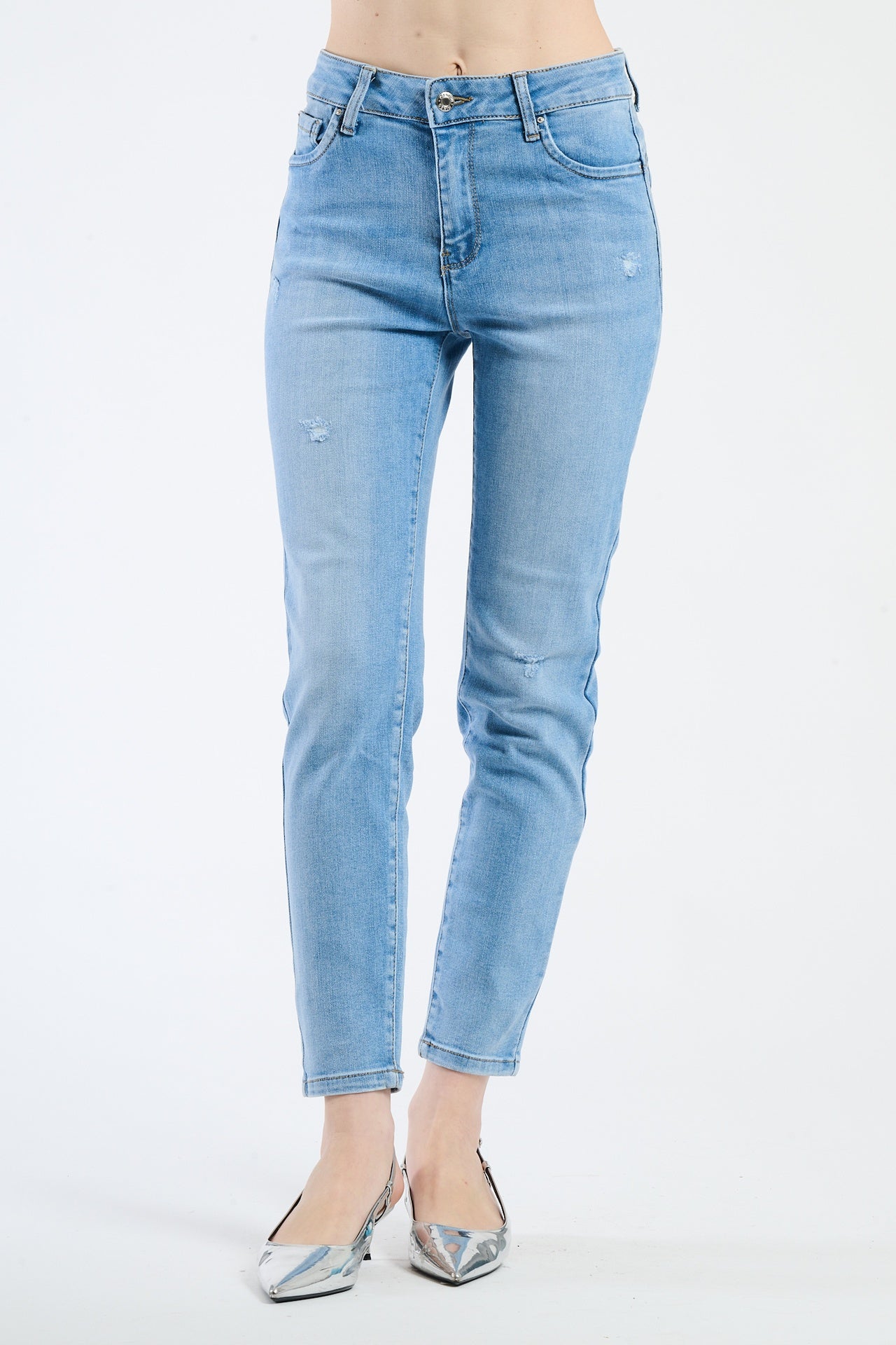 Jeans a gamba retta in denim scuro, con un taglio essenziale e elegante.