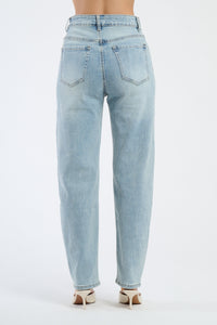 Jeans azzurri con un look moderno