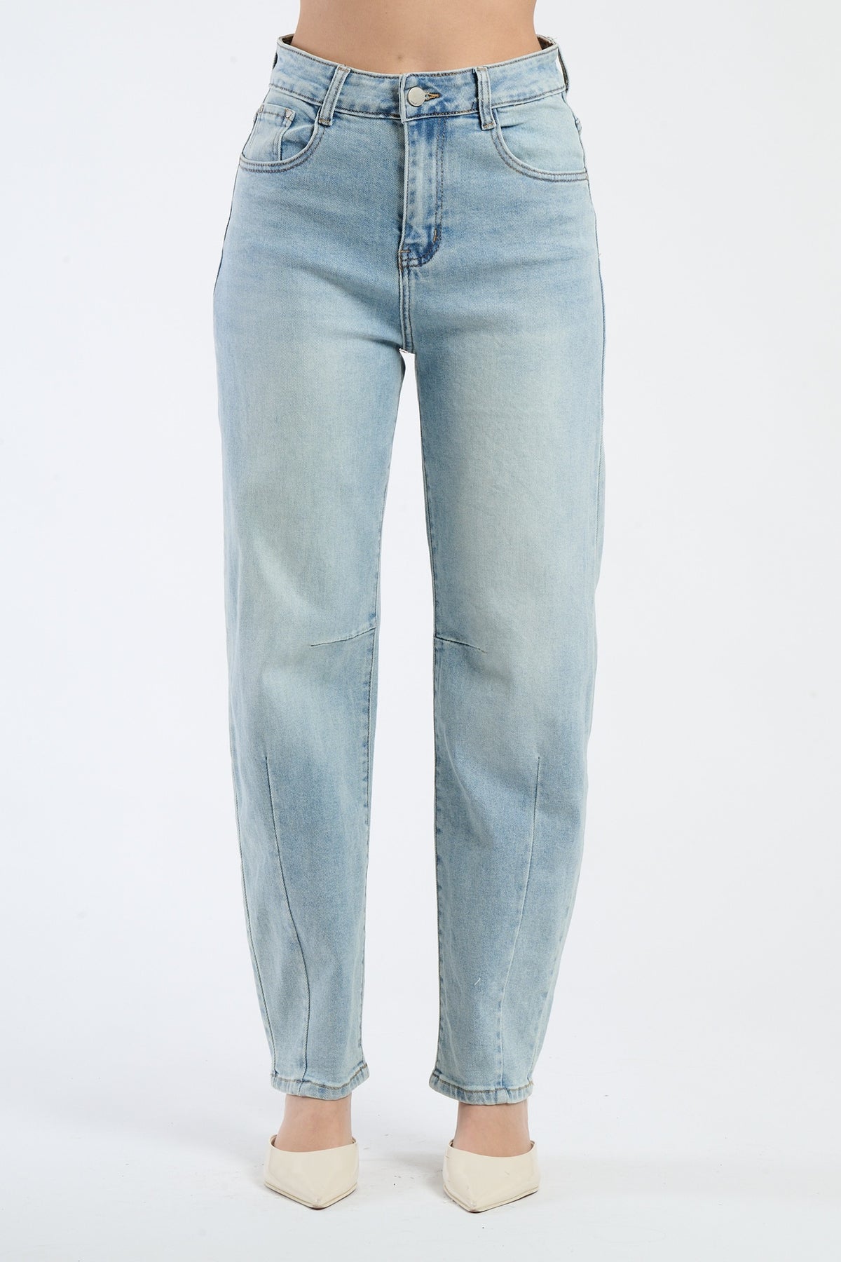 Jeans azzurri con un look moderno visualizzati su 