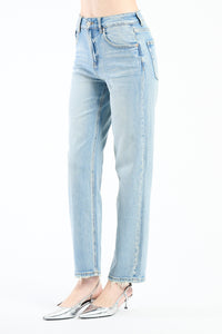 Jeans azzurri con cuciture chiare, abbinati a scarpe argento.