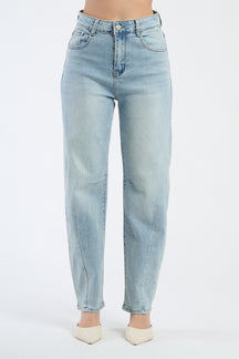 Jeans azzurri con un look moderno visualizzati su 