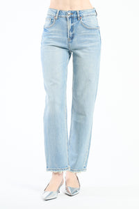 Jeans azzurri a gamba dritta su una modella, stile casual e trendy.