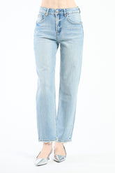 Jeans azzurri a gamba dritta su una modella, stile casual e trendy.