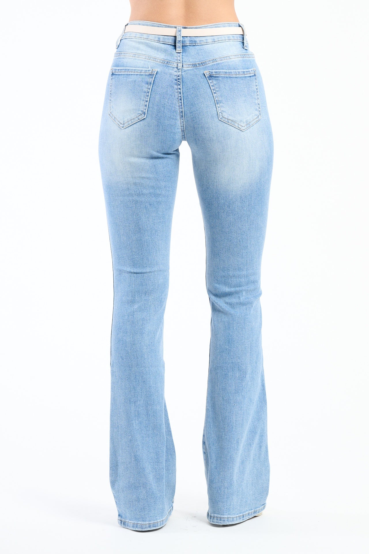 Jeans azzurri skinny con cuciture precise, visualizzati in un ambiente web minimalista.